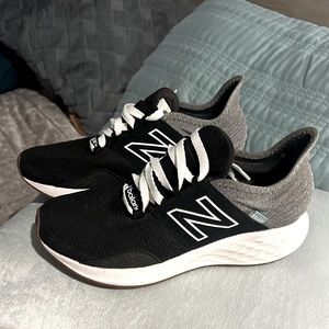 NEW BALANCE Fresh Foam ROAV Women’s size 9 Black and White with Grey heel EUC